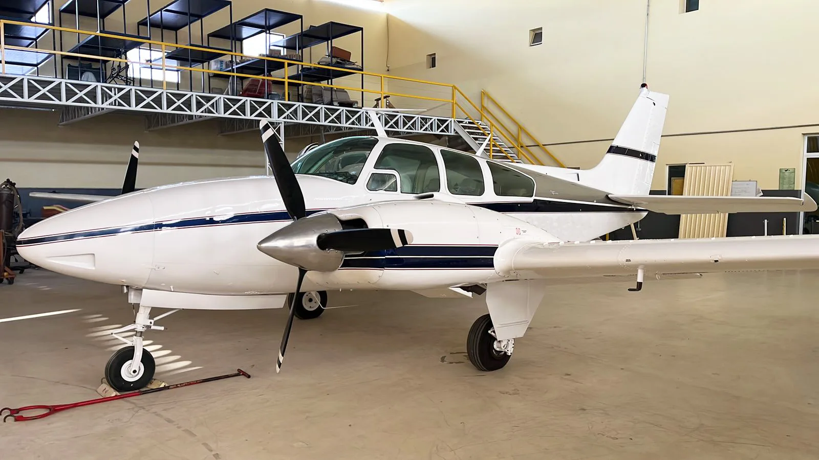 Beechcraft Baron D55 – Ano 1969 – 5.400 H.T.