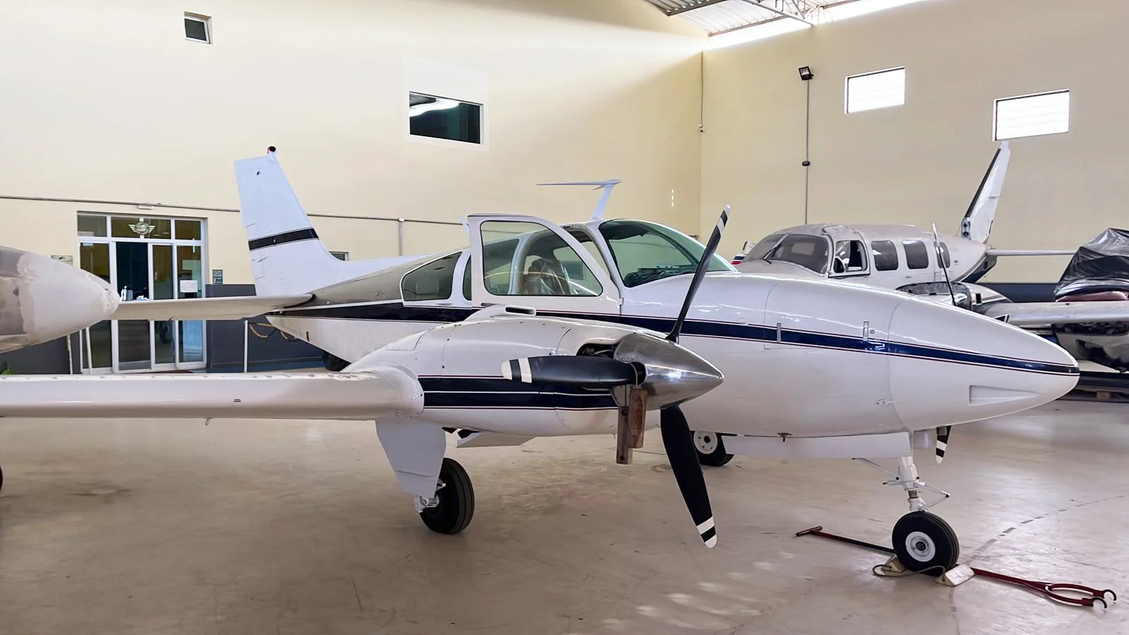 Beechcraft Baron D55 – Ano 1969 – 5.400 H.T.