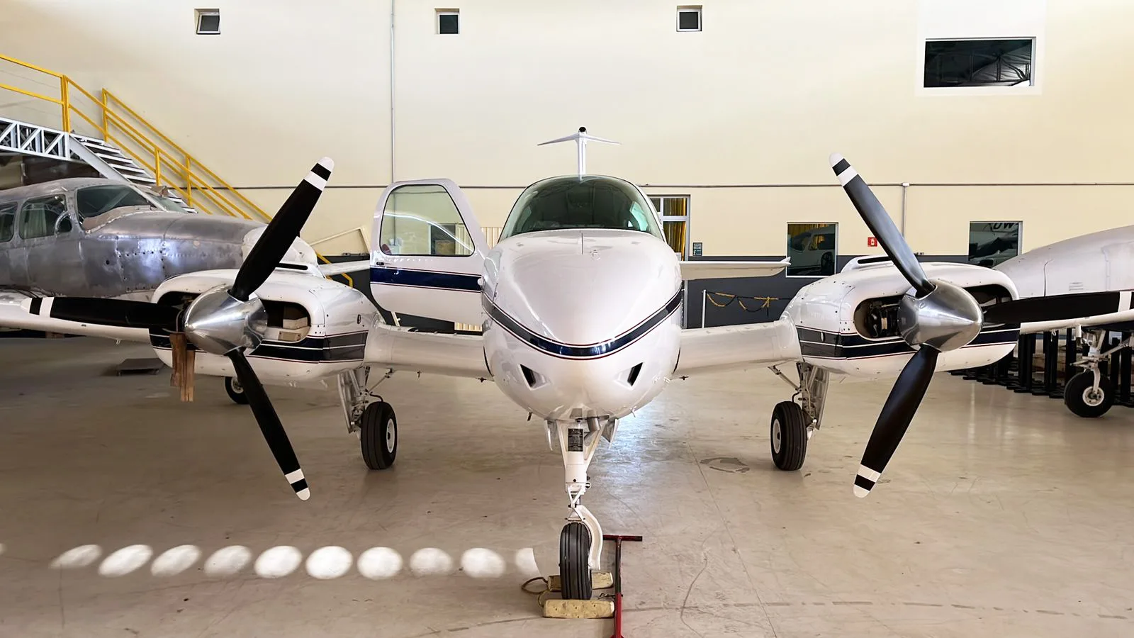Beechcraft Baron D55 – Ano 1969 – 5.400 H.T.