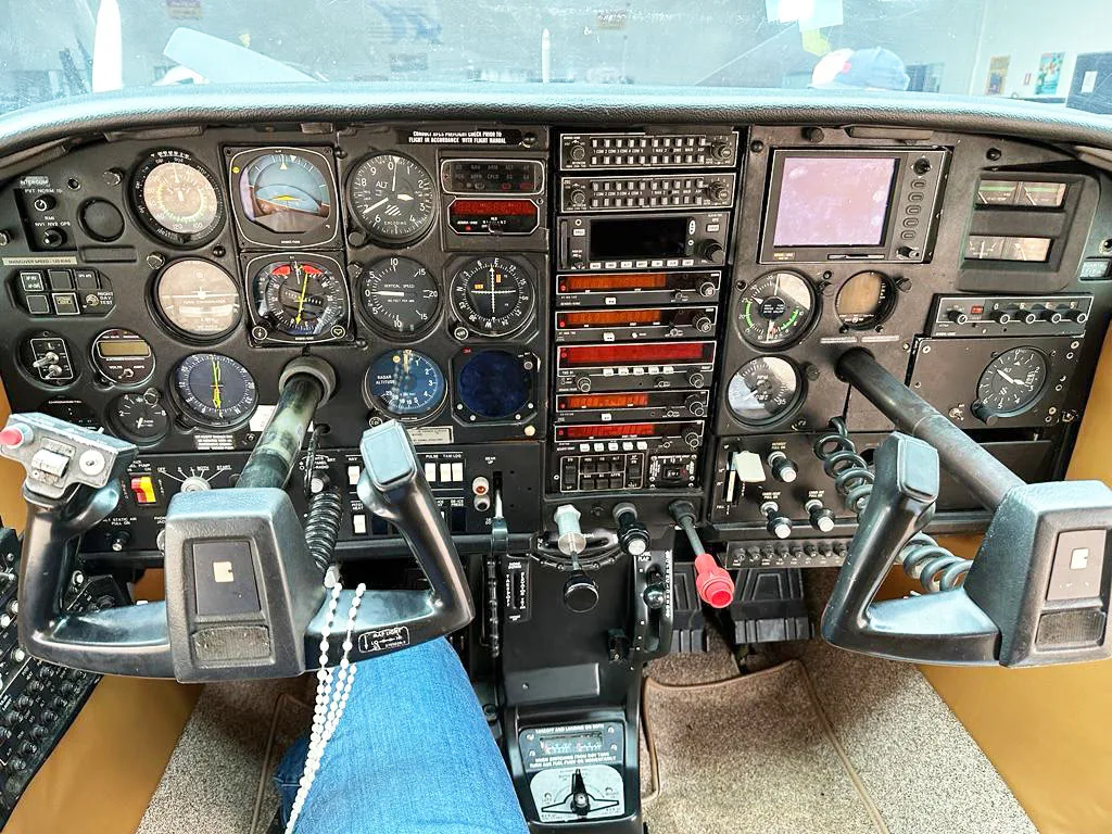 Avião Cessna 210N – Ano 1979 – 8300 horas totais