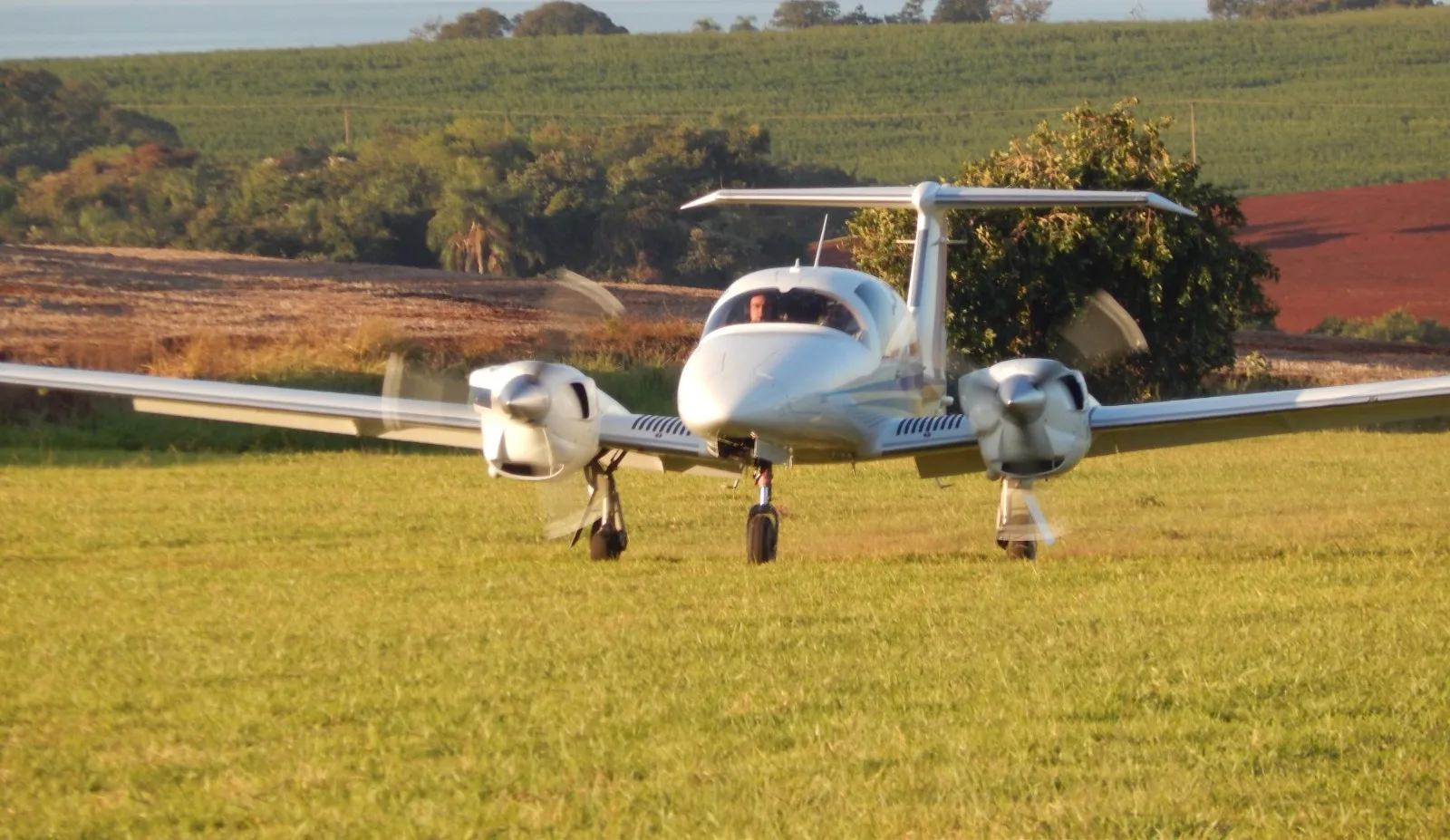 Avião Bimotor Diamond DA62 – Ano 2018 – 1.300 horas totais