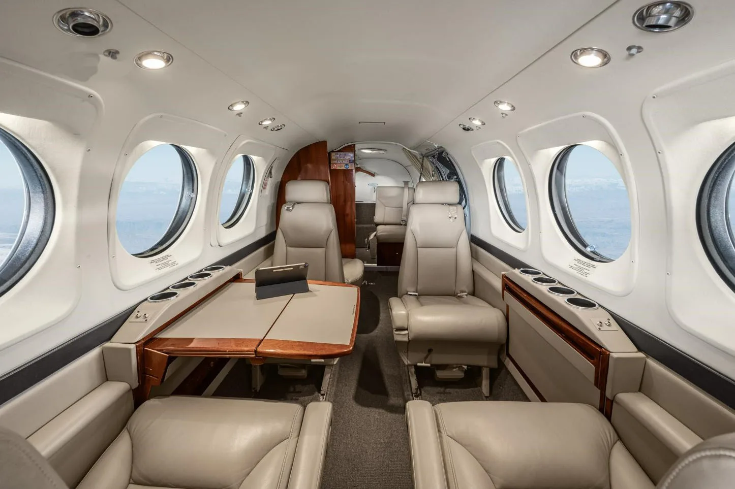 Beechcraft King Air C90B – Ano 2000 – 3.741 H.T.