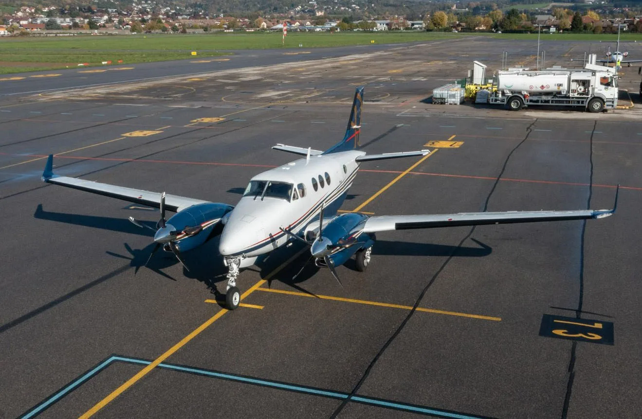 Beechcraft King Air C90B – Ano 2000 – 3.741 H.T.