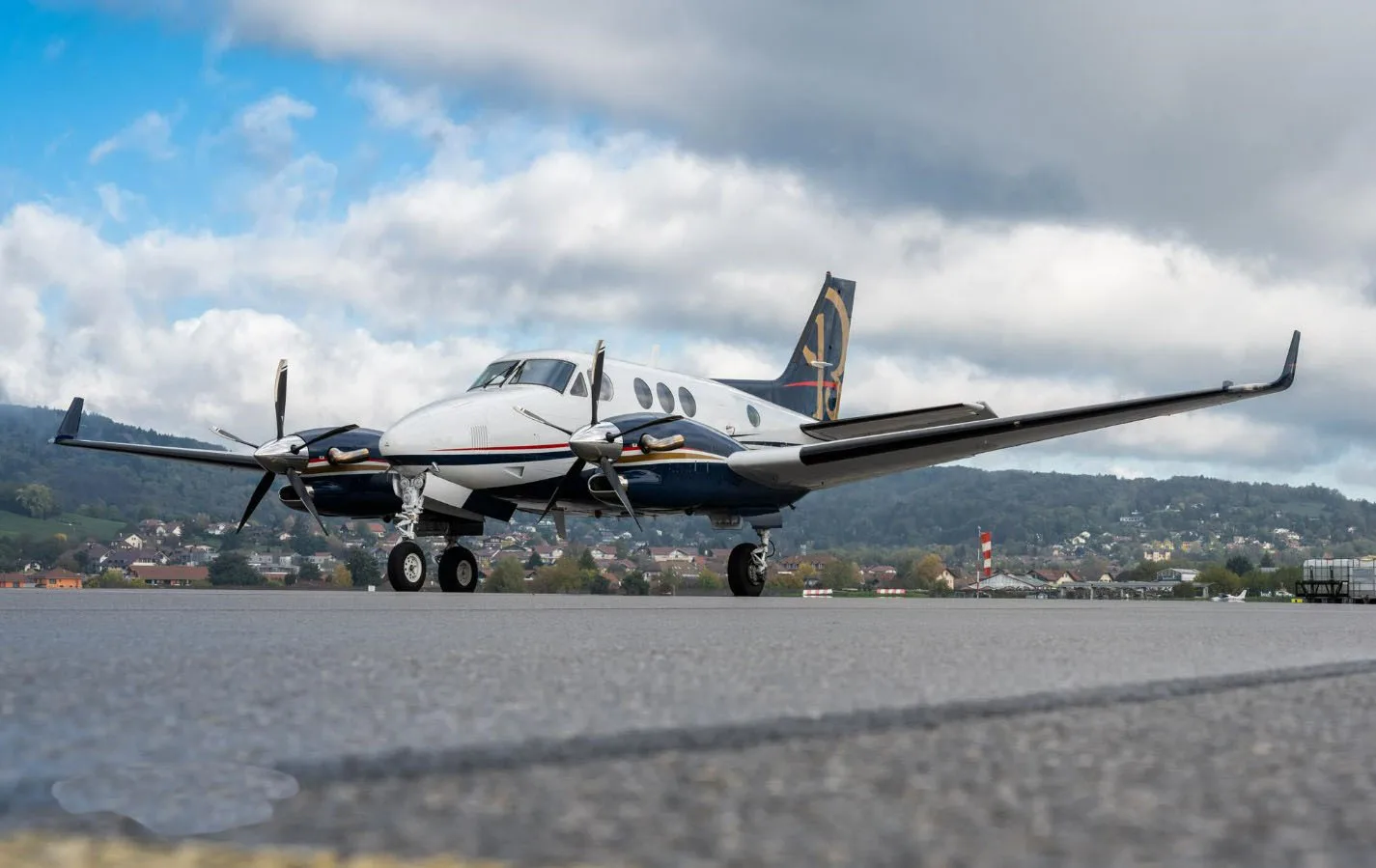 Beechcraft King Air C90B – Ano 2000 – 3.741 H.T.