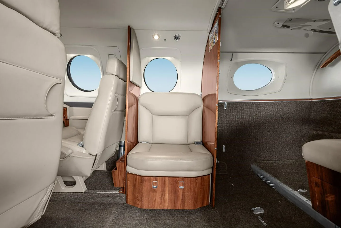 Beechcraft King Air C90B – Ano 2000 – 3.741 H.T.