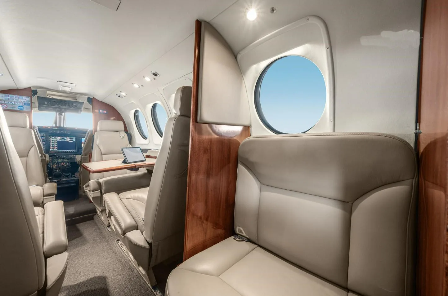 Beechcraft King Air C90B – Ano 2000 – 3.741 H.T.