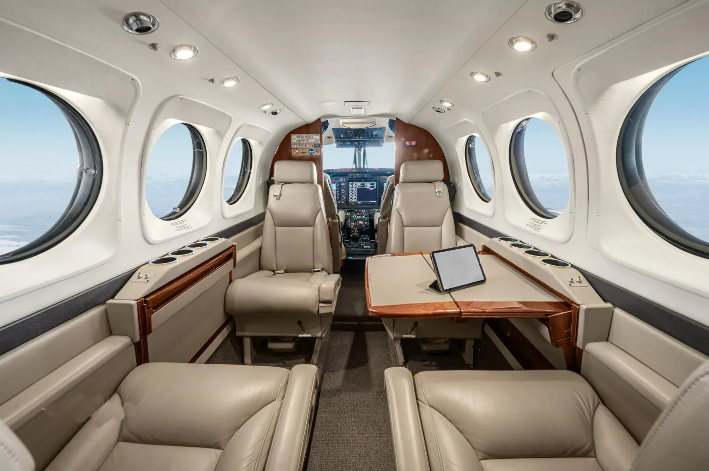 Beechcraft King Air C90B – Ano 2000 – 3.741 H.T.