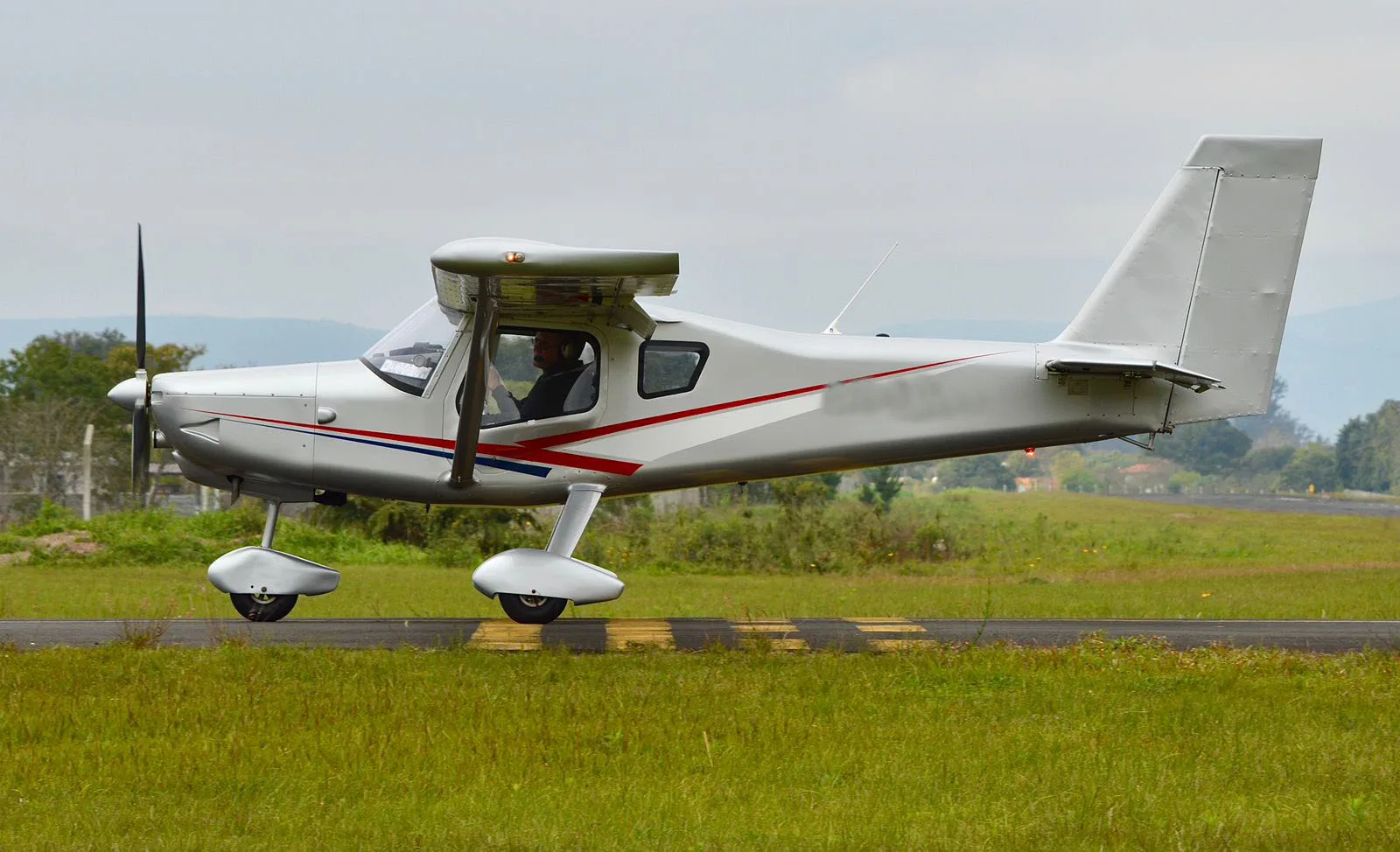 AVIÃO FLYER – PELICAN 500 BR – ANO – 2001 – 1.100 H.T.