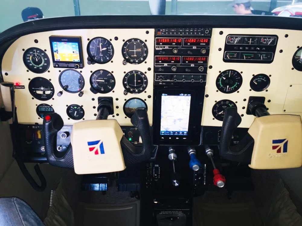 Avião Cessna 210L – Ano 1973 – 4.600 Horas totais