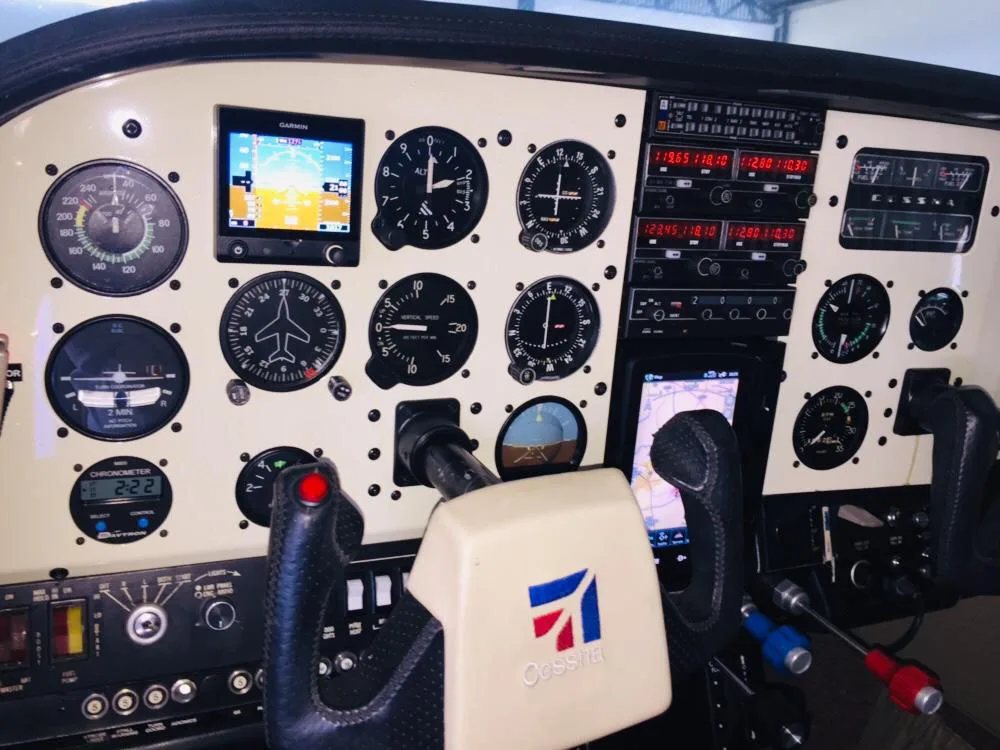 Avião Cessna 210L – Ano 1973 – 4.600 Horas totais