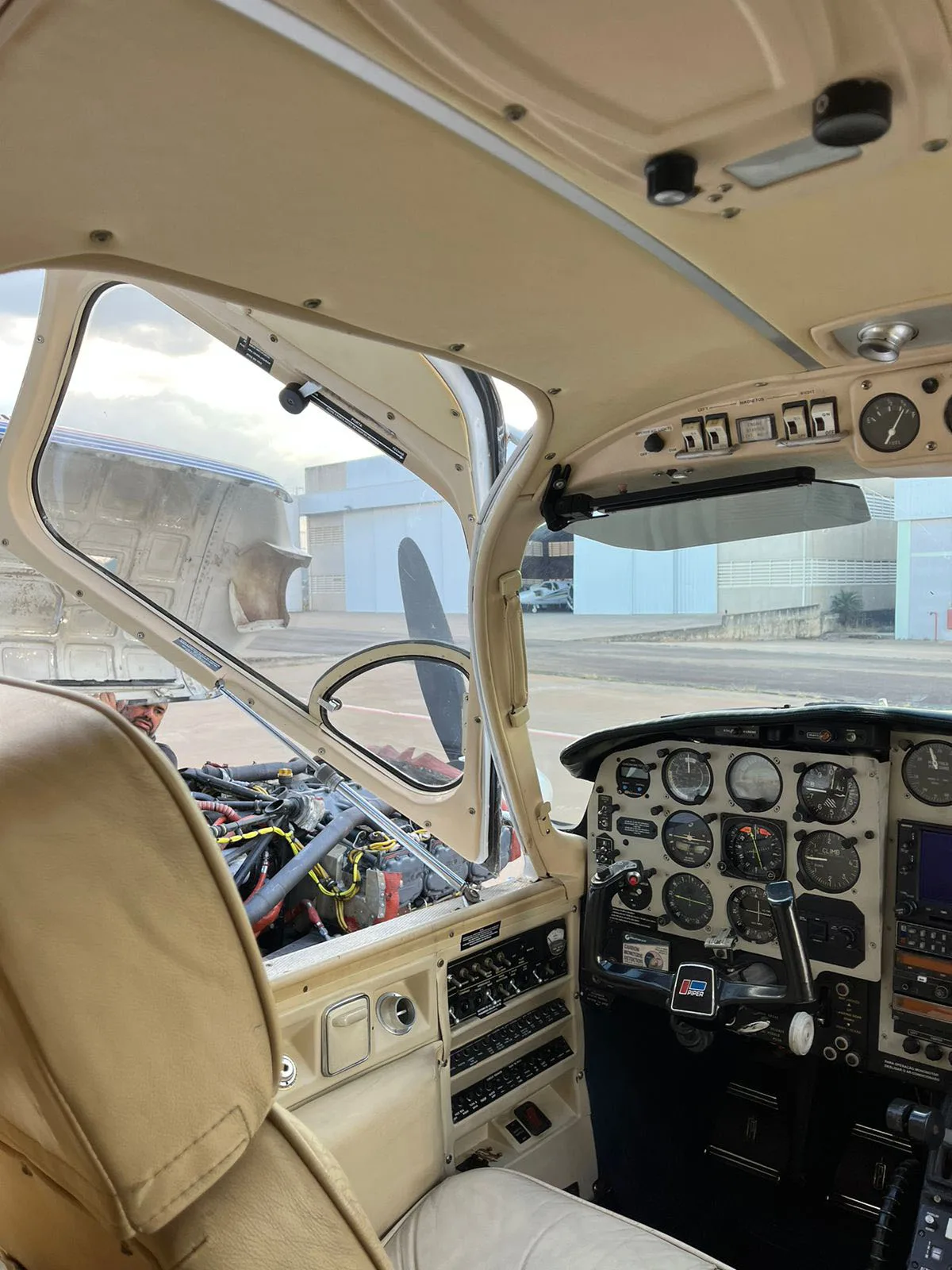 Avião Bimotor Piper Navajinho PA-31-325 – Ano 1975 – 4.872 H.T.