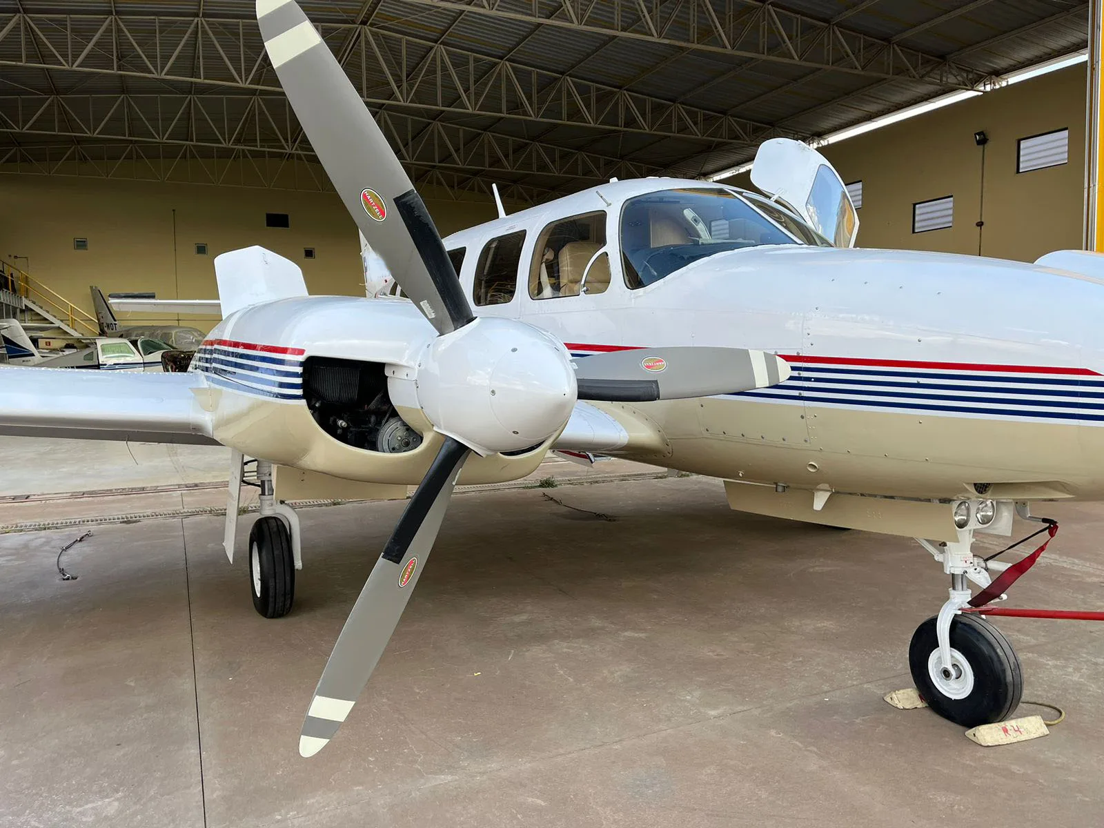 Avião Bimotor Piper Navajinho PA-31-325 – Ano 1975 – 4.872 H.T.
