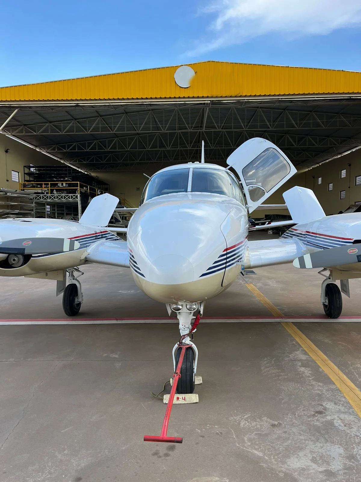 Avião Bimotor Piper Navajinho PA-31-325 – Ano 1975 – 4.872 H.T.