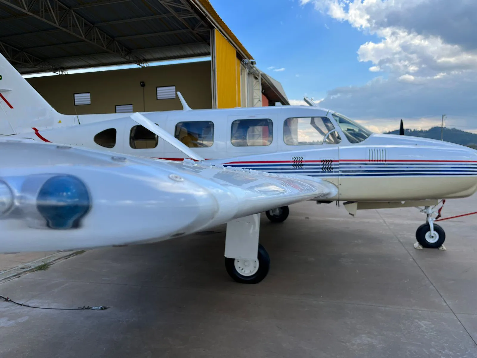 Avião Bimotor Piper Navajinho PA-31-325 – Ano 1975 – 4.872 H.T.