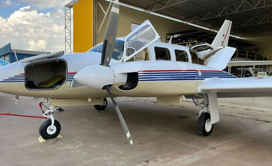 Avião Bimotor Piper Navajinho PA-31-325 - Ano 1975 - 4.872 H.T. -
