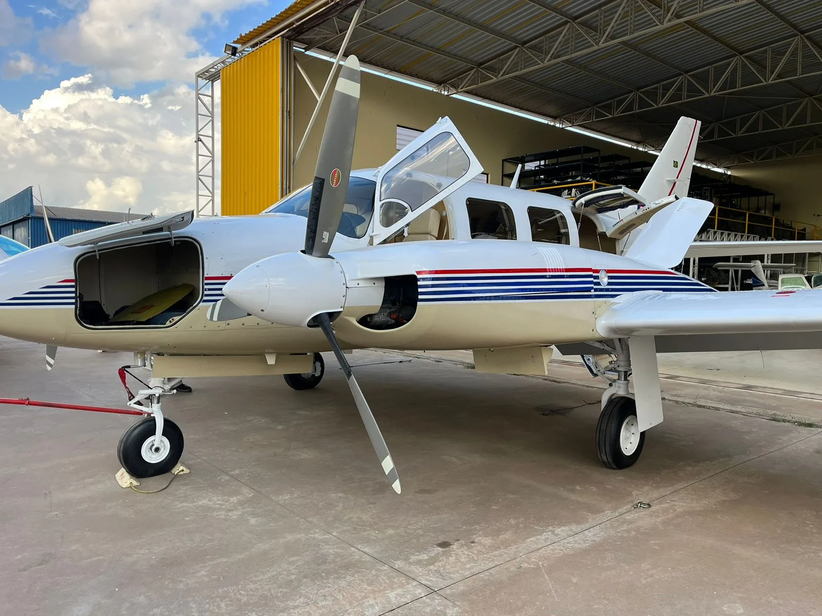 Avião Bimotor Piper Navajinho PA-31-325 – Ano 1975 – 4.872 H.T.