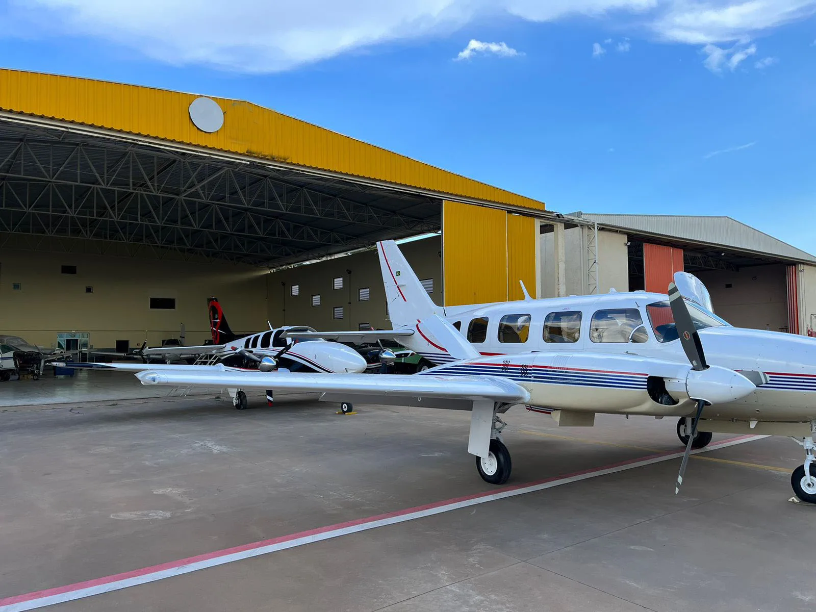 Avião Bimotor Piper Navajinho PA-31-325 – Ano 1975 – 4.872 H.T.