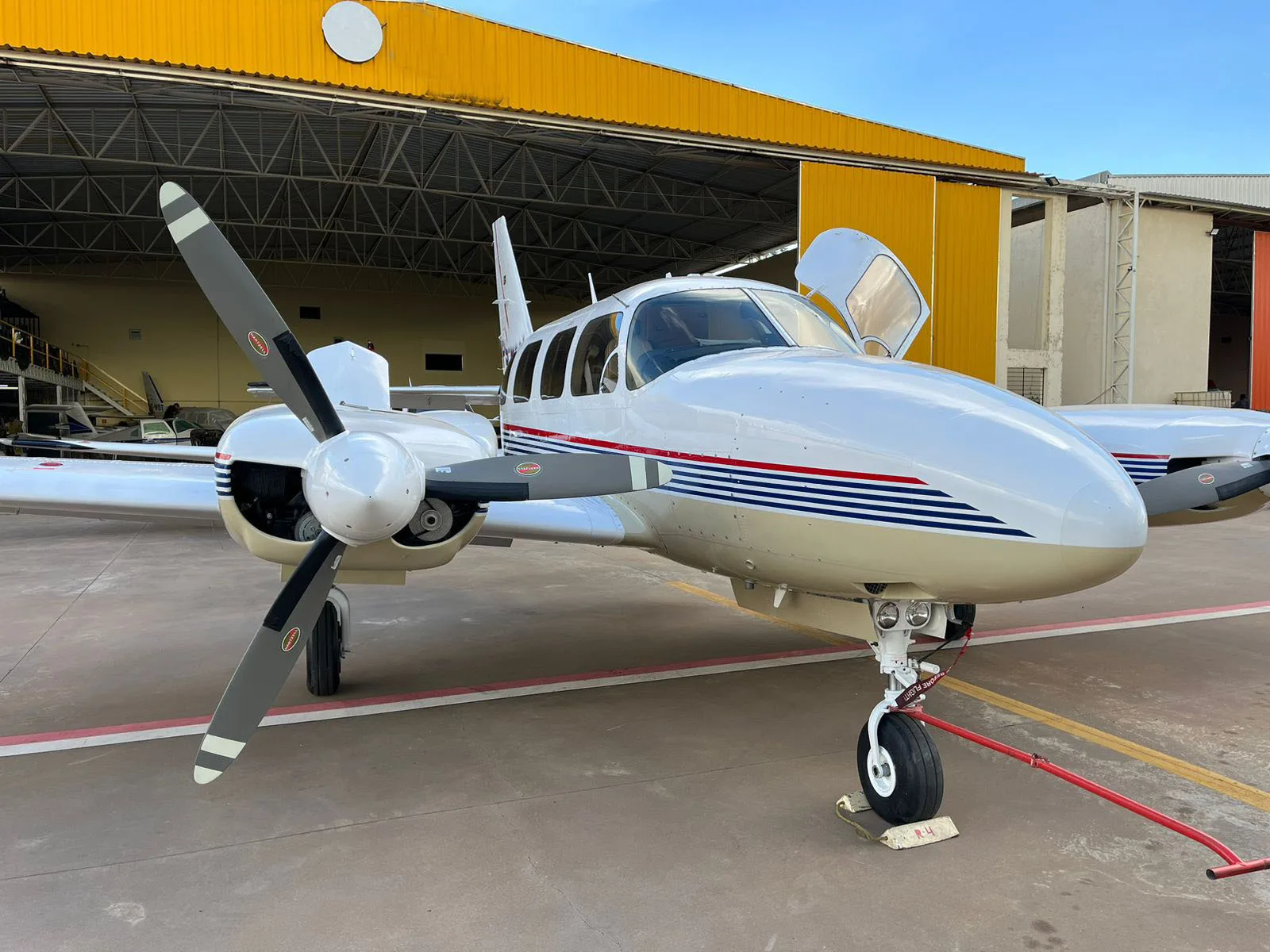 Avião Bimotor Piper Navajinho PA-31-325 – Ano 1975 – 4.872 H.T.