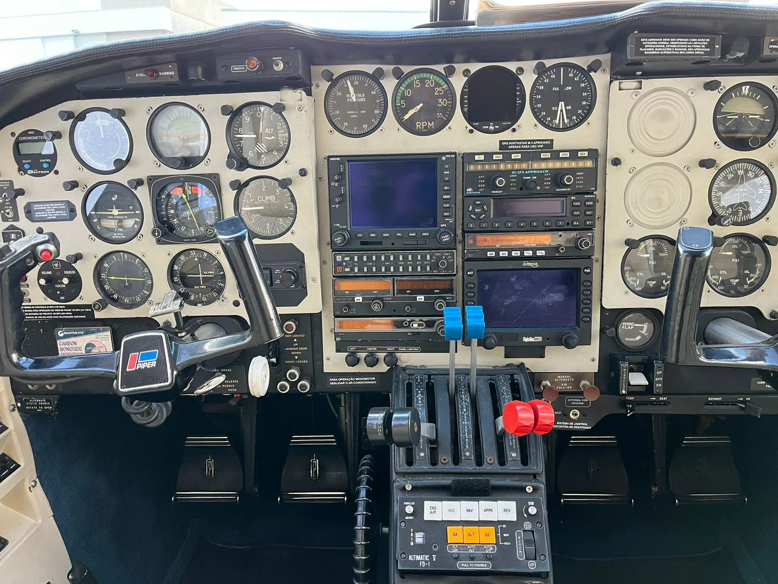 Avião Bimotor Piper Navajinho PA-31-325 – Ano 1975 – 4.872 H.T.