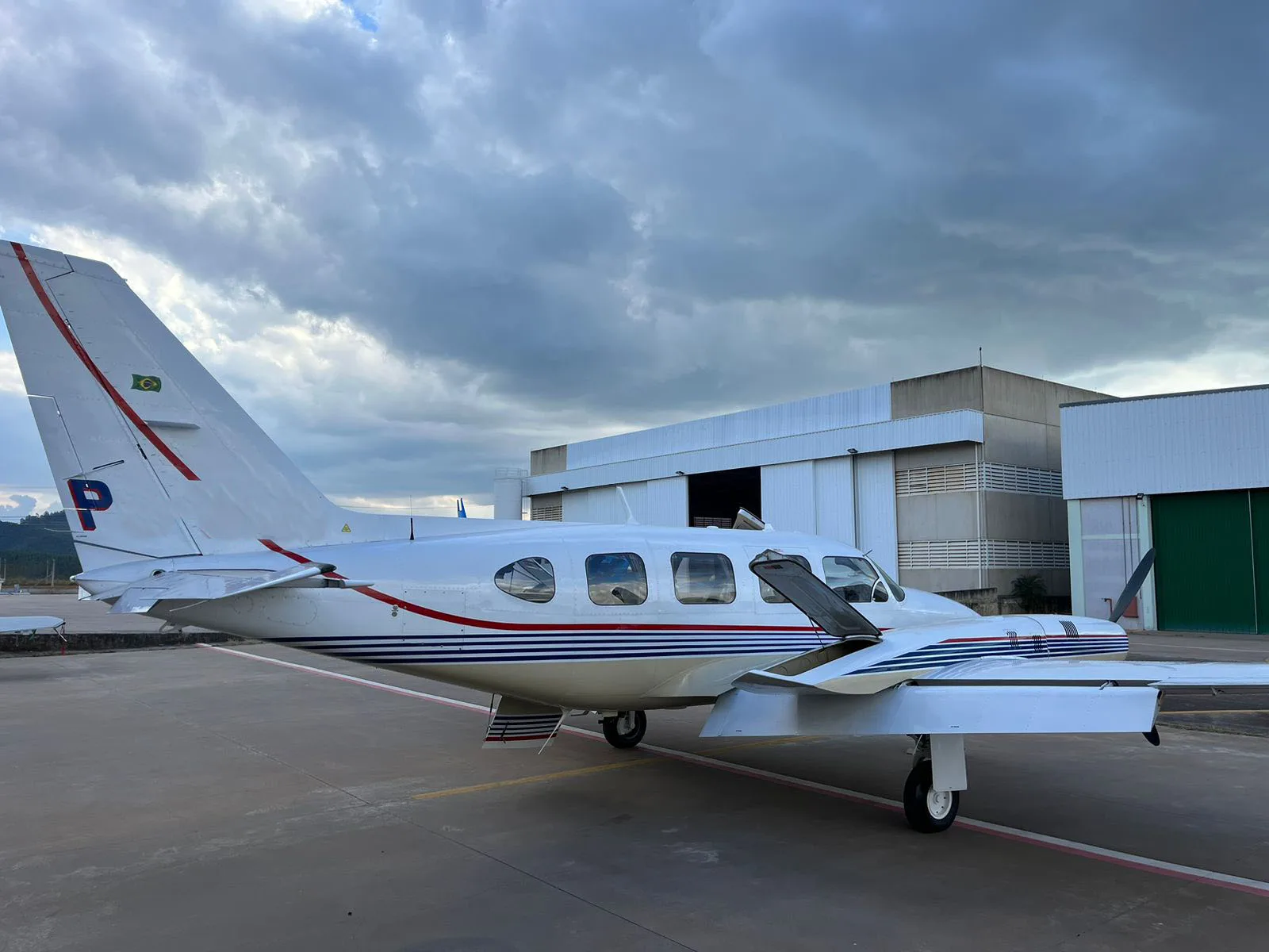 Avião Bimotor Piper Navajinho PA-31-325 – Ano 1975 – 4.872 H.T.