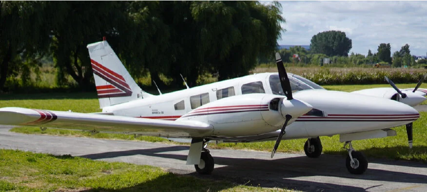 Avião Bimotor Piper Seneca II PA-34-200T – Ano 1980 – 1.781 H.T.