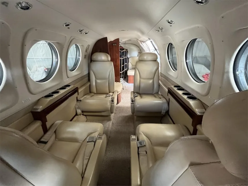 Avião Turbo Hélice BEECHCRAFT KING AIR C90GTI – 2008 – 1.807 H.T.