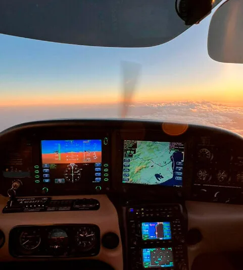 Avião Cirrus SR22 – Ano 2005 – 2.100 Horas Totais