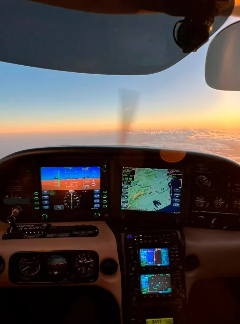 Avião Cirrus SR22 – Ano 2005 – 2.100 Horas Totais