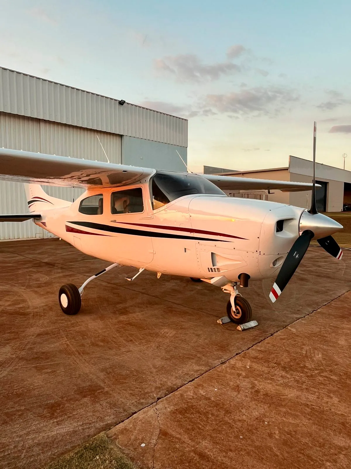Avião Cessna T210M – Ano 1977 – 5.950 H.T.