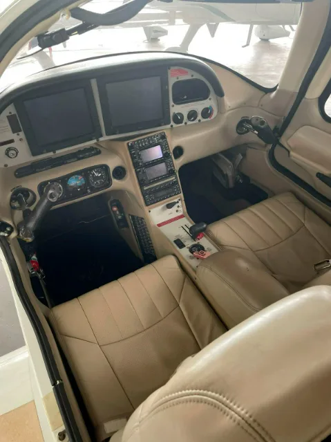 Avião Cirrus SR20 – Ano 2006 – 1.654 H.T.