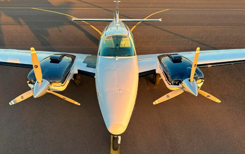 Avião Beechcraft Baron B58 – Ano 1998 – 2.350 H.T.