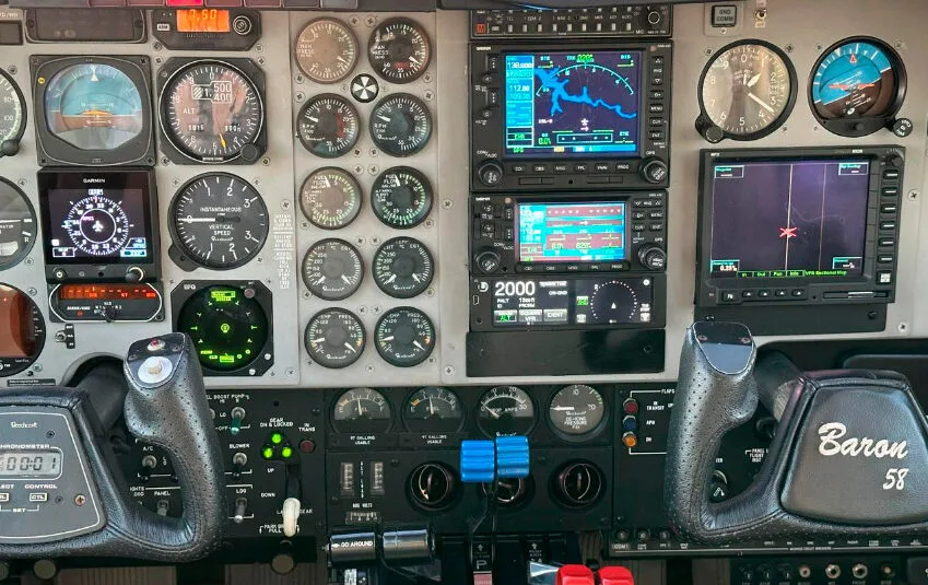 Avião Beechcraft Baron B58 – Ano 1998 – 2.350 H.T.