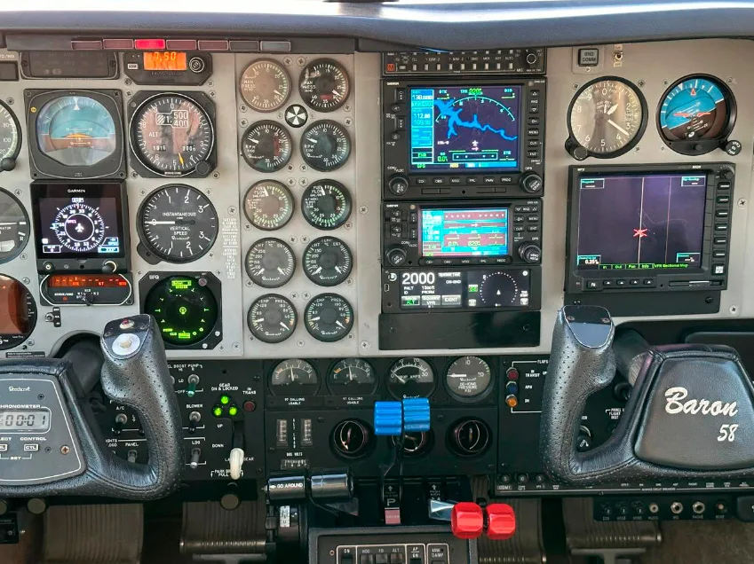 Avião Beechcraft Baron B58 – Ano 1998 – 2.350 H.T.