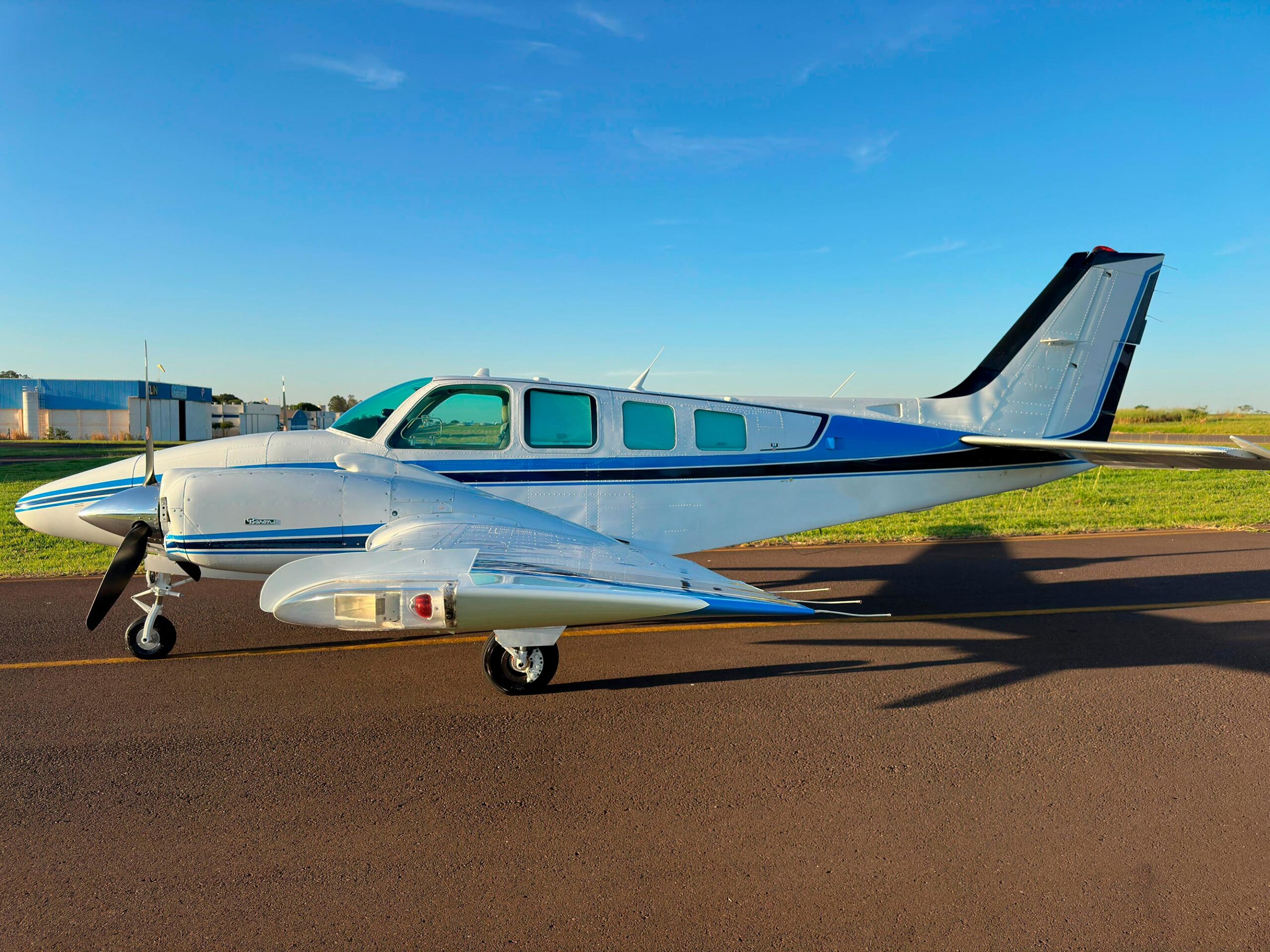 Avião Beechcraft Baron B58 – Ano 1994 – 3.200 H.T.