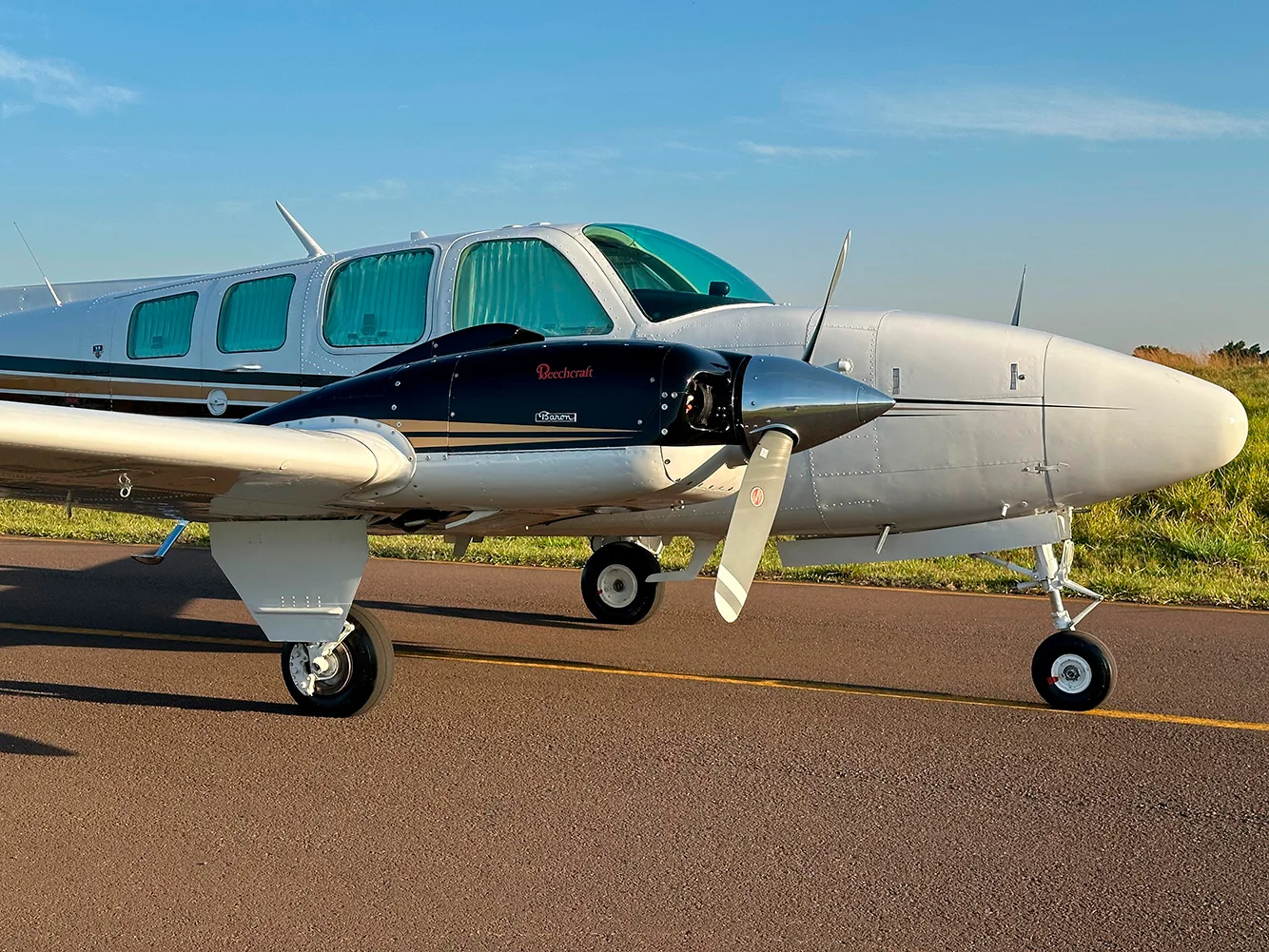 Avião Beechcraft Baron 58 – Ano 1979 – 4.700 H.T.