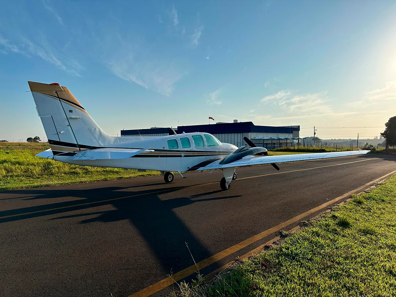 Avião Beechcraft Baron 58 – Ano 1979 – 4.700 H.T.