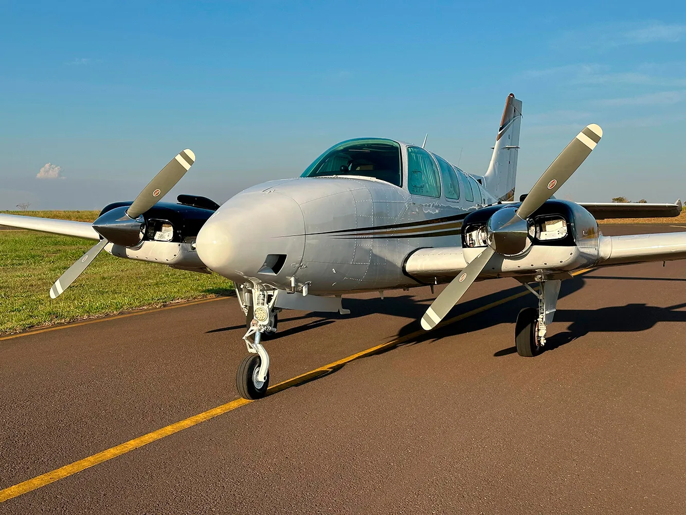 Avião Beechcraft Baron 58 – Ano 1979 – 4.700 H.T.