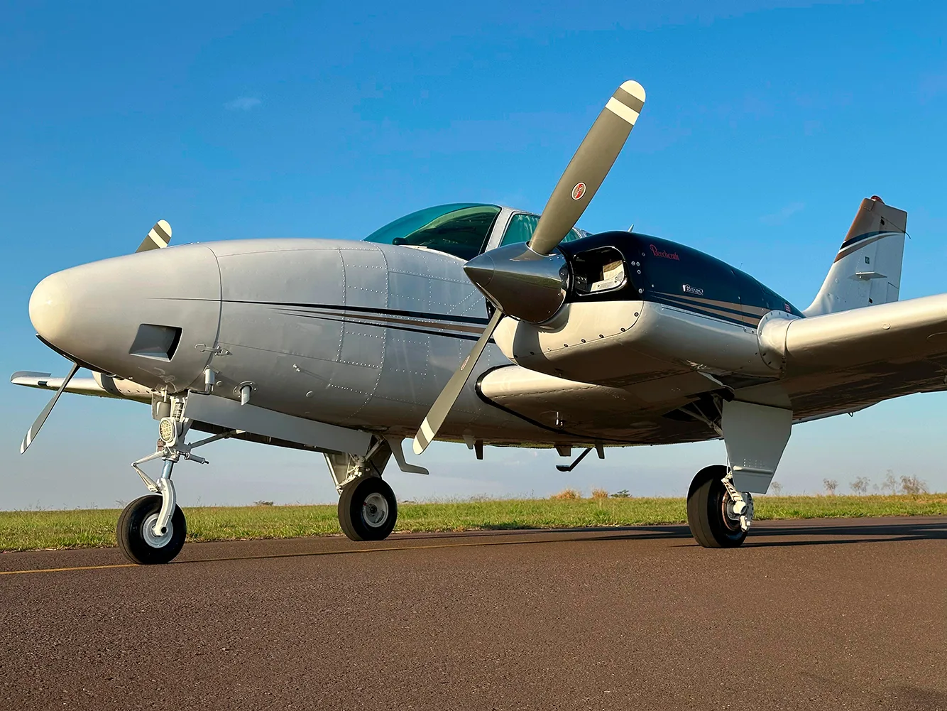Avião Beechcraft Baron 58 – Ano 1979 – 4.700 H.T.