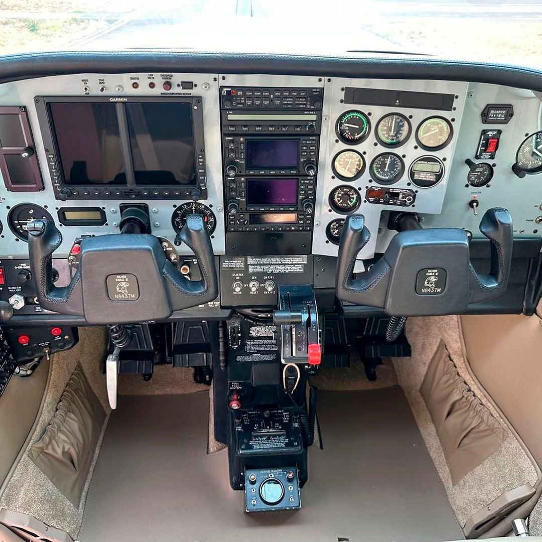 Avião Cessna 210 Silver Eagle – Ano 1977 – 2.600 H.T.