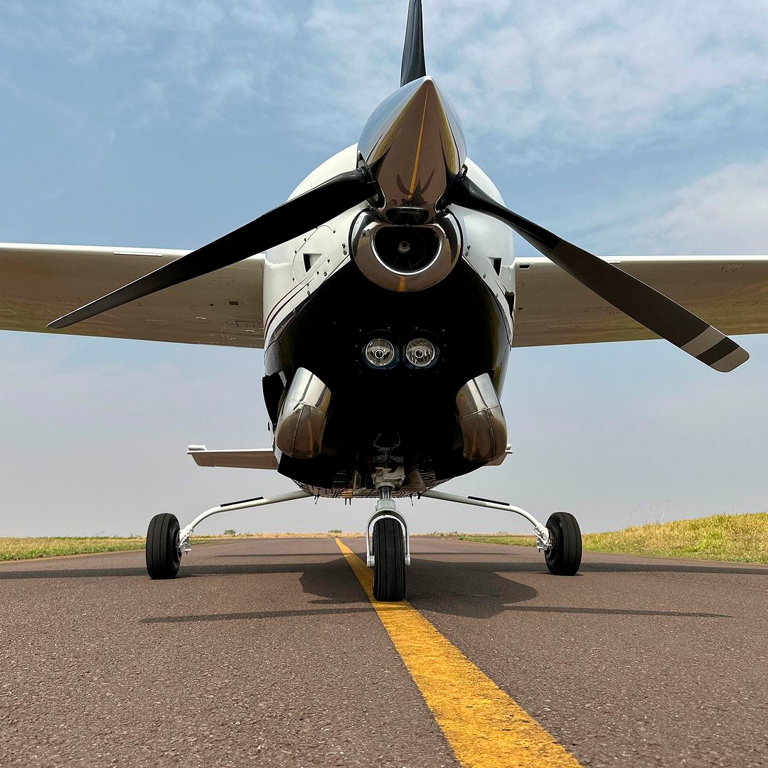 Avião Cessna 210 Silver Eagle – Ano 1977 – 2.600 H.T.