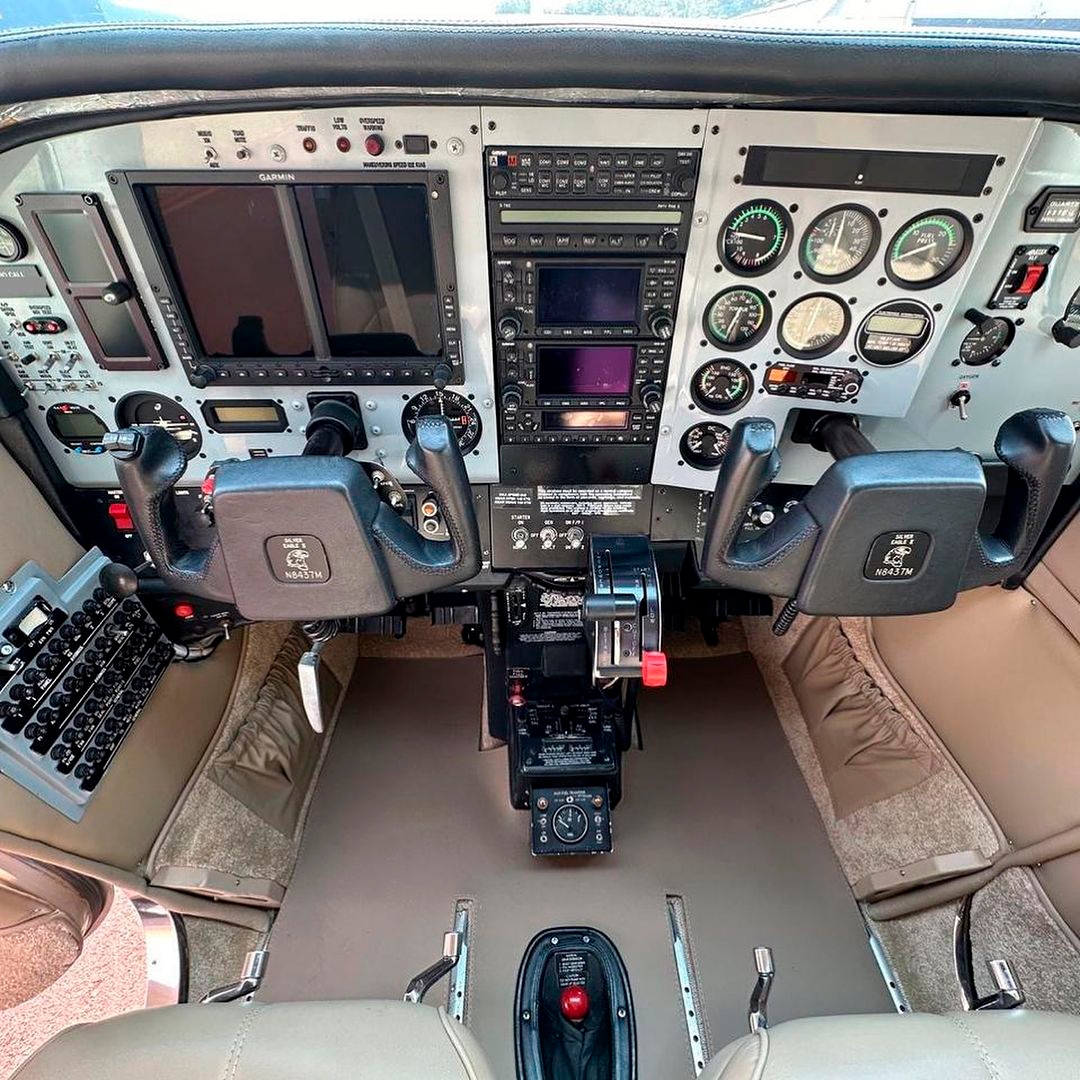 Avião Cessna 210 Silver Eagle – Ano 1977 – 2.600 H.T.