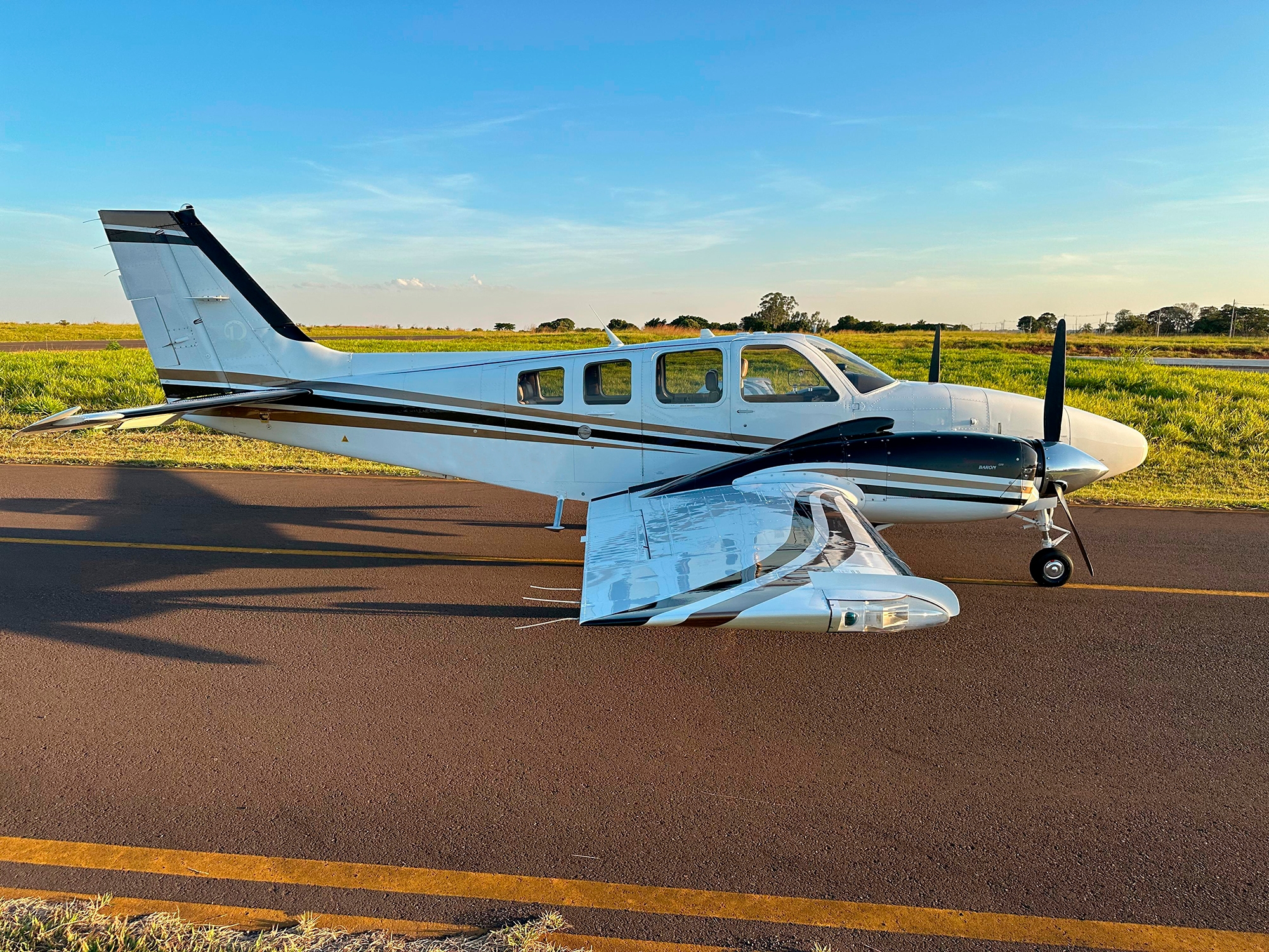 Beechcraft Baron G58 – Ano 2008 – 1.900 H.T.