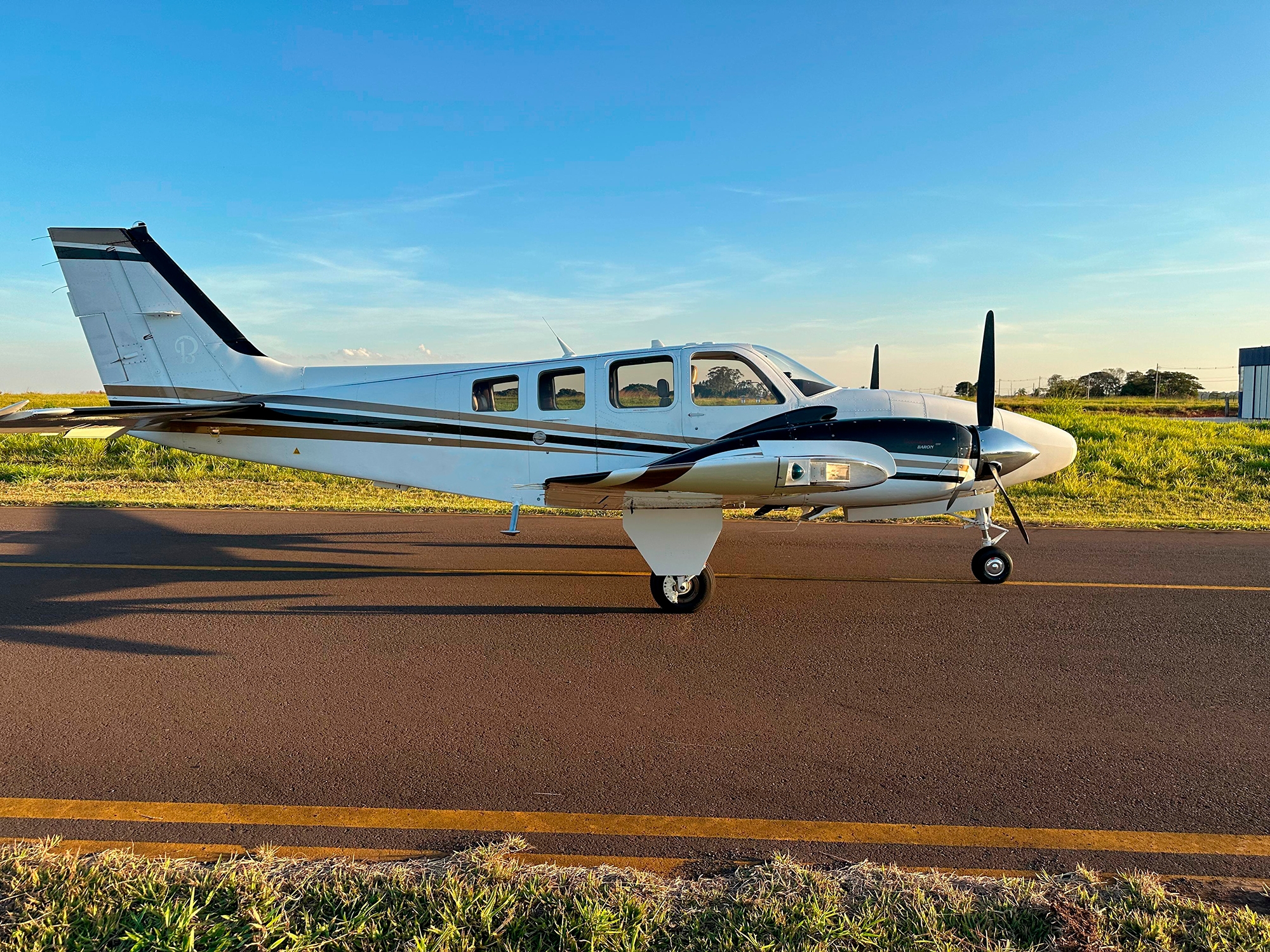 Beechcraft Baron G58 – Ano 2008 – 1.900 H.T.