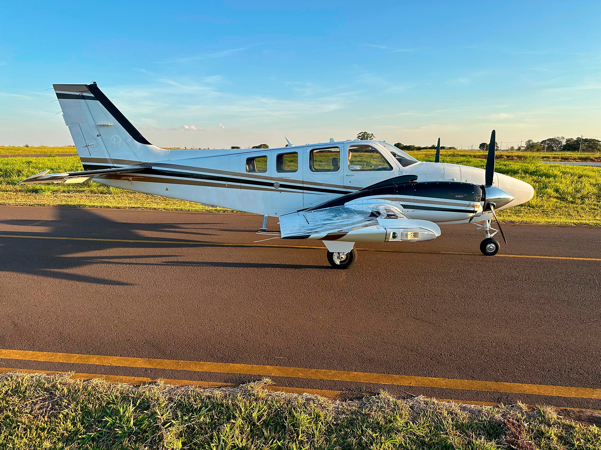 Beechcraft Baron G58 – Ano 2008 – 1.900 H.T.