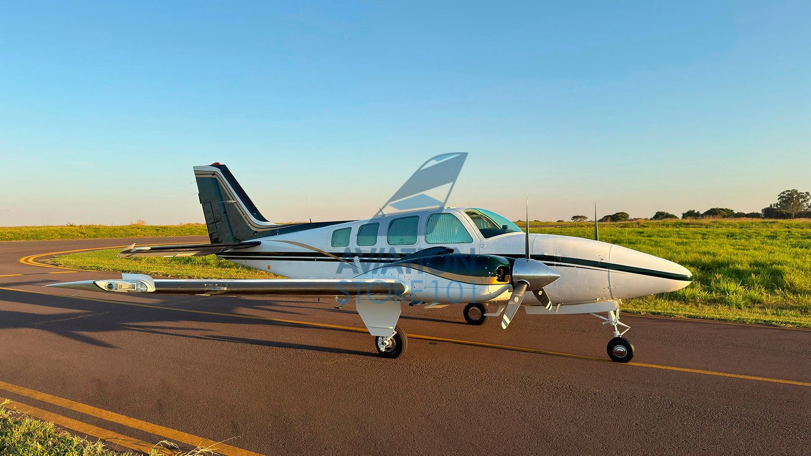 Avião Beechcraft Baron 58 – Ano 1983 – 1.250 H.T.